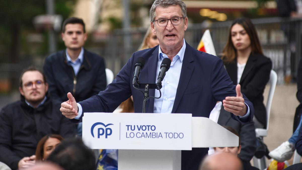 El presidente del PP, Alberto Núñez Feijóo, el martes, en un mitin en Cornellà (Barcelona).