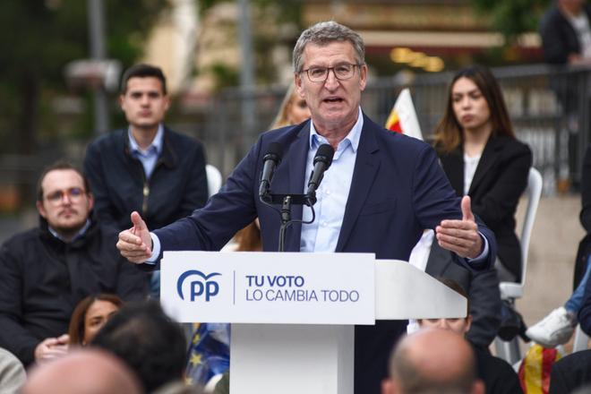 El presidente del PP, Alberto Núñez Feijóo, en un mitin en Cornellà (Barcelona).