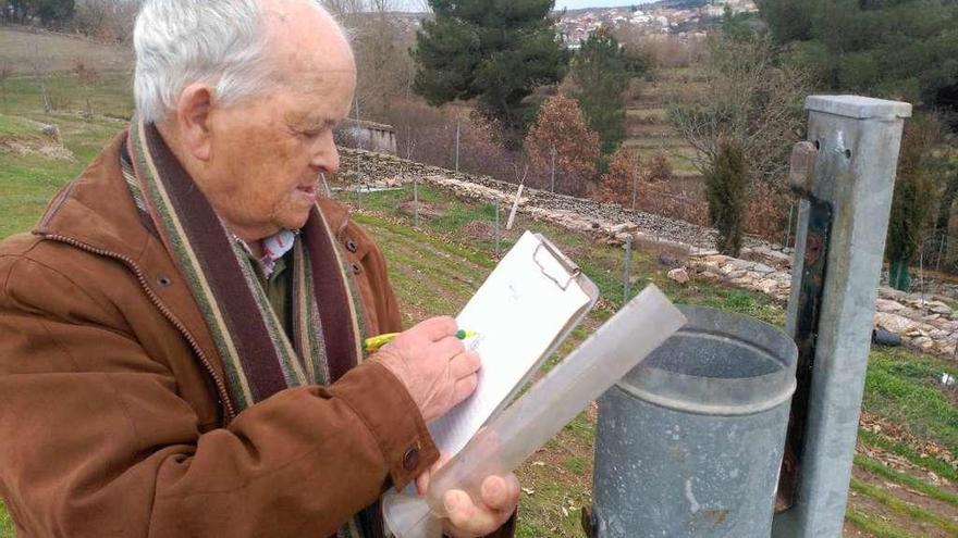 Tomás Castaño recoge los datos medidos por la estación &quot;Mariapinta&quot; de Alcañices.