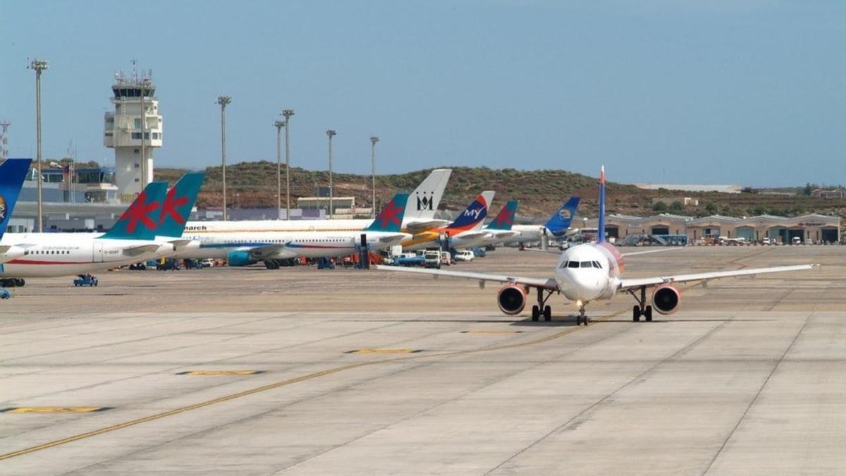 CANARIAS.-Las tasas de navegación aérea caen un 8,5% en Canarias en 2021 y se mantiene el descuento del 75% para residentes