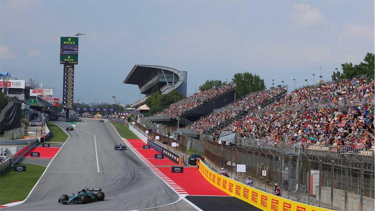 Alonso, al volante del Aston Martin en el Circuit