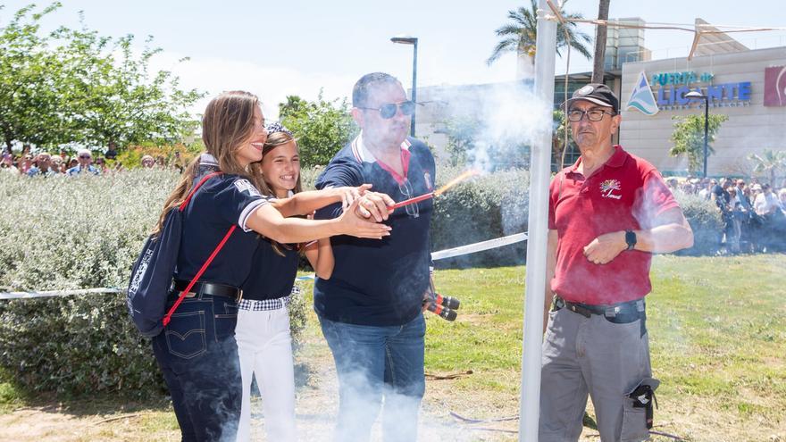 Las nuevas Belleas del Foc tienen su primer contacto con la pólvora