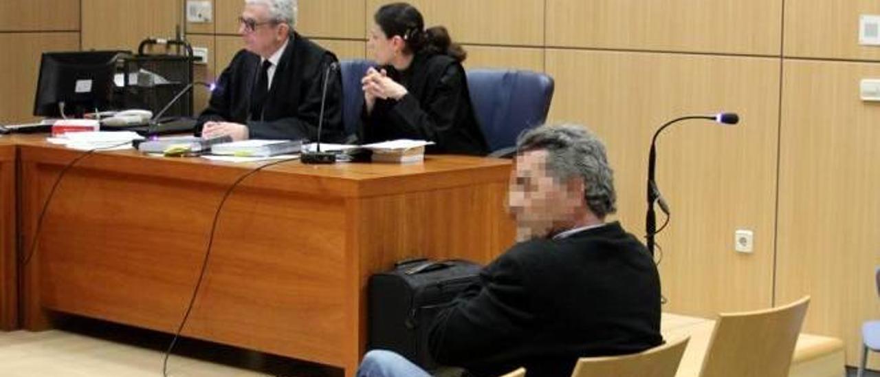 El acusado de falsificar la firma, en el juicio celebrado en la Audiencia Provincial de València.