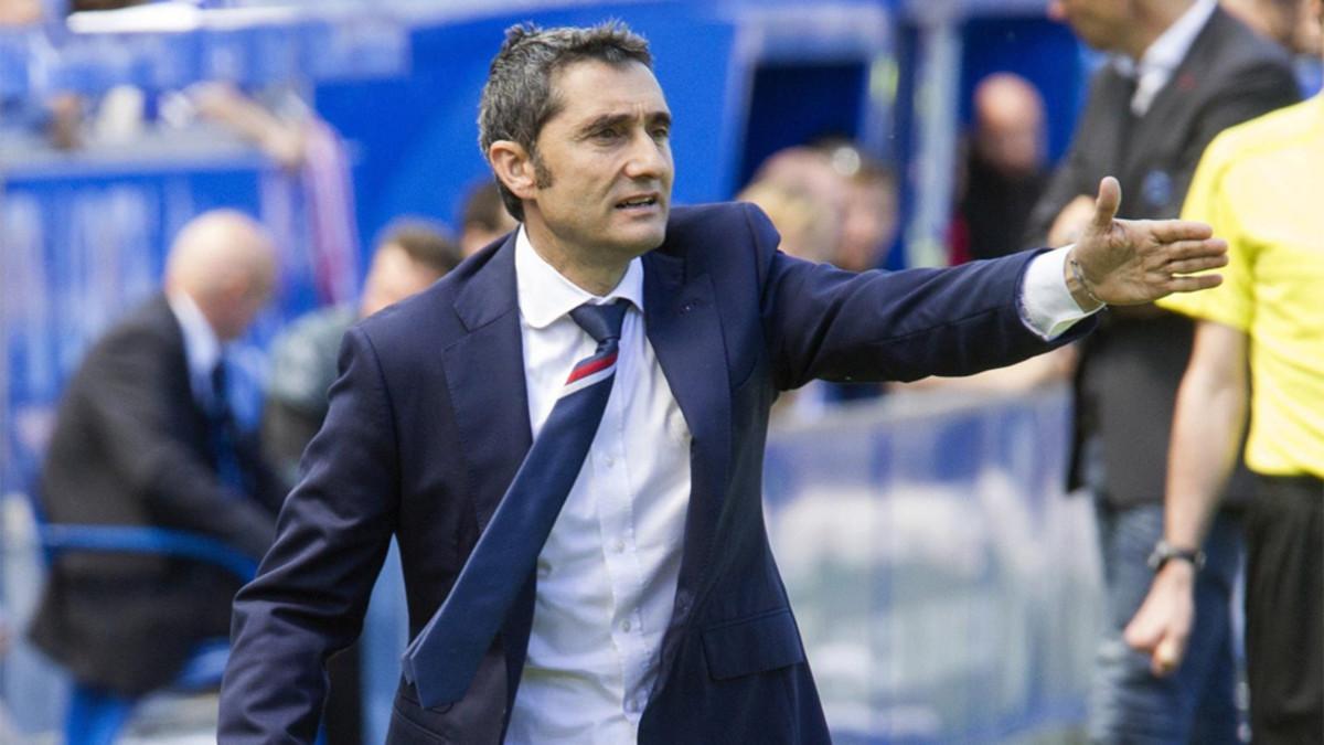 Ernesto Valverde se acerca al banquillo del Barça