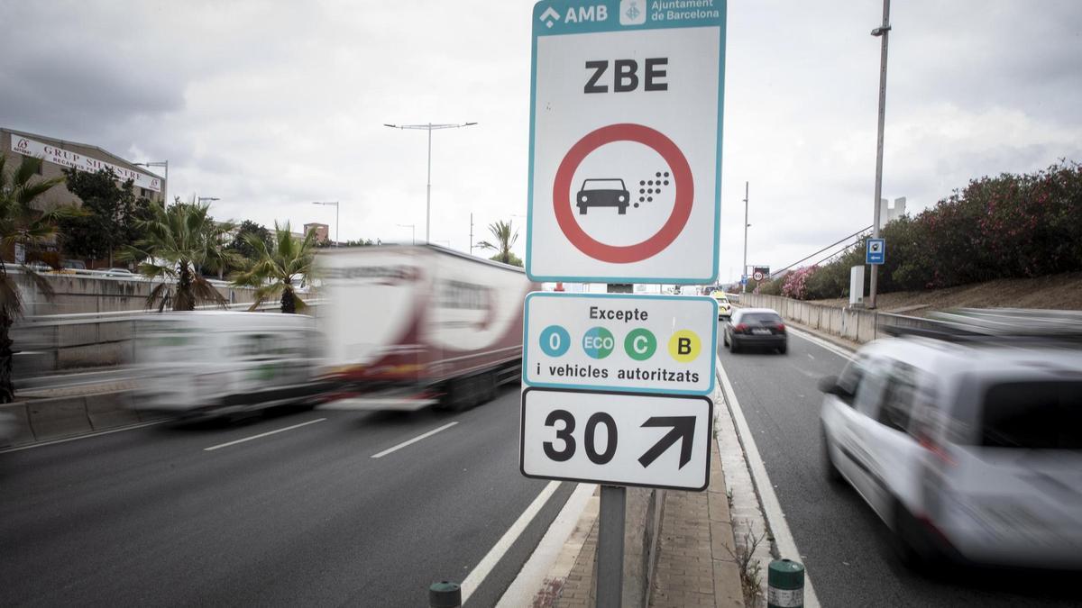 Un cartel de la Zona de Bajas Emisiones (ZBE) de Barcelona, en una salida de la ronda Litoral.