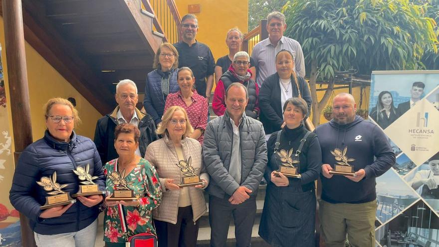 Foto de familia de los ganadores del concurso de aceitunas aliñadas junto al alcalde, Óscar Hernández