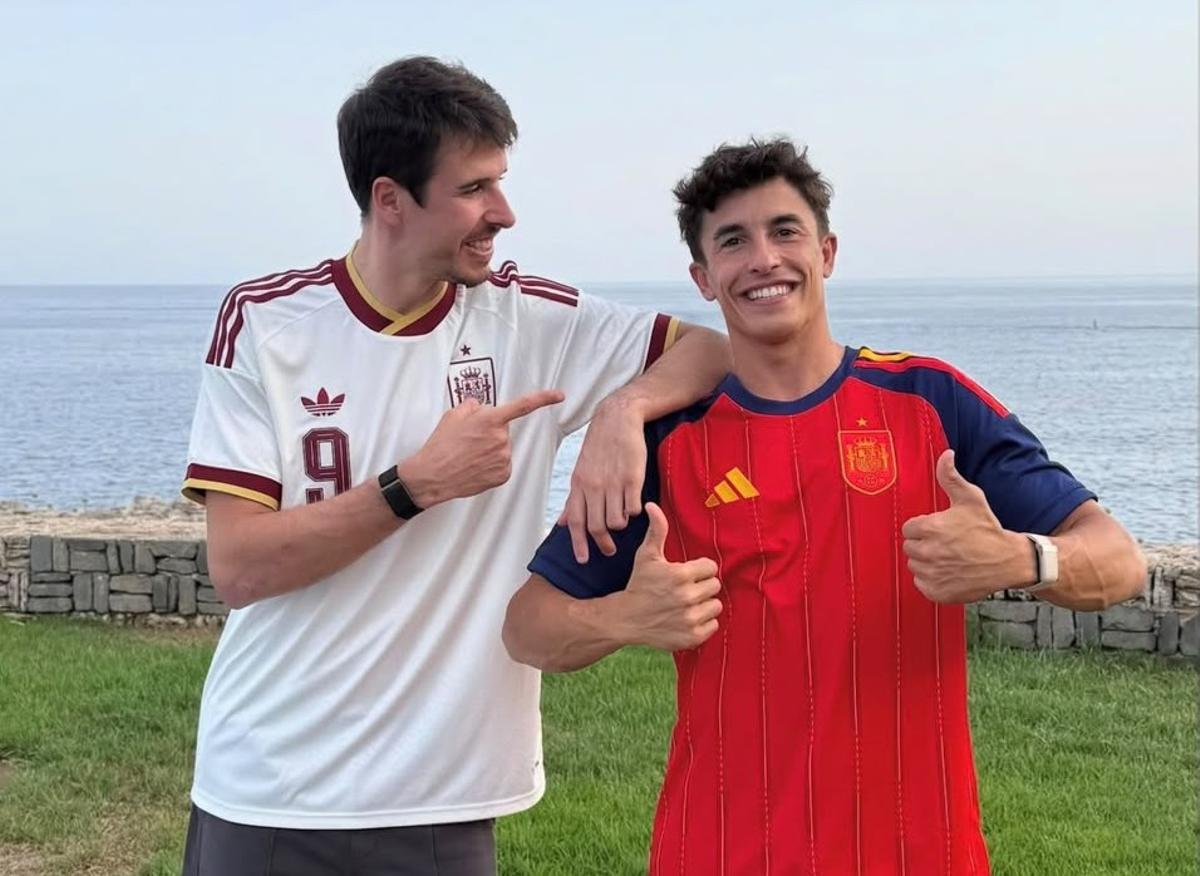 Àlex Márquez con la camiseta de Gavi y Marc, con la roja.
