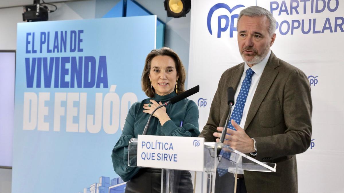 Jorge Azcón y Cuca Gamarra, este martes en la sede del PP.