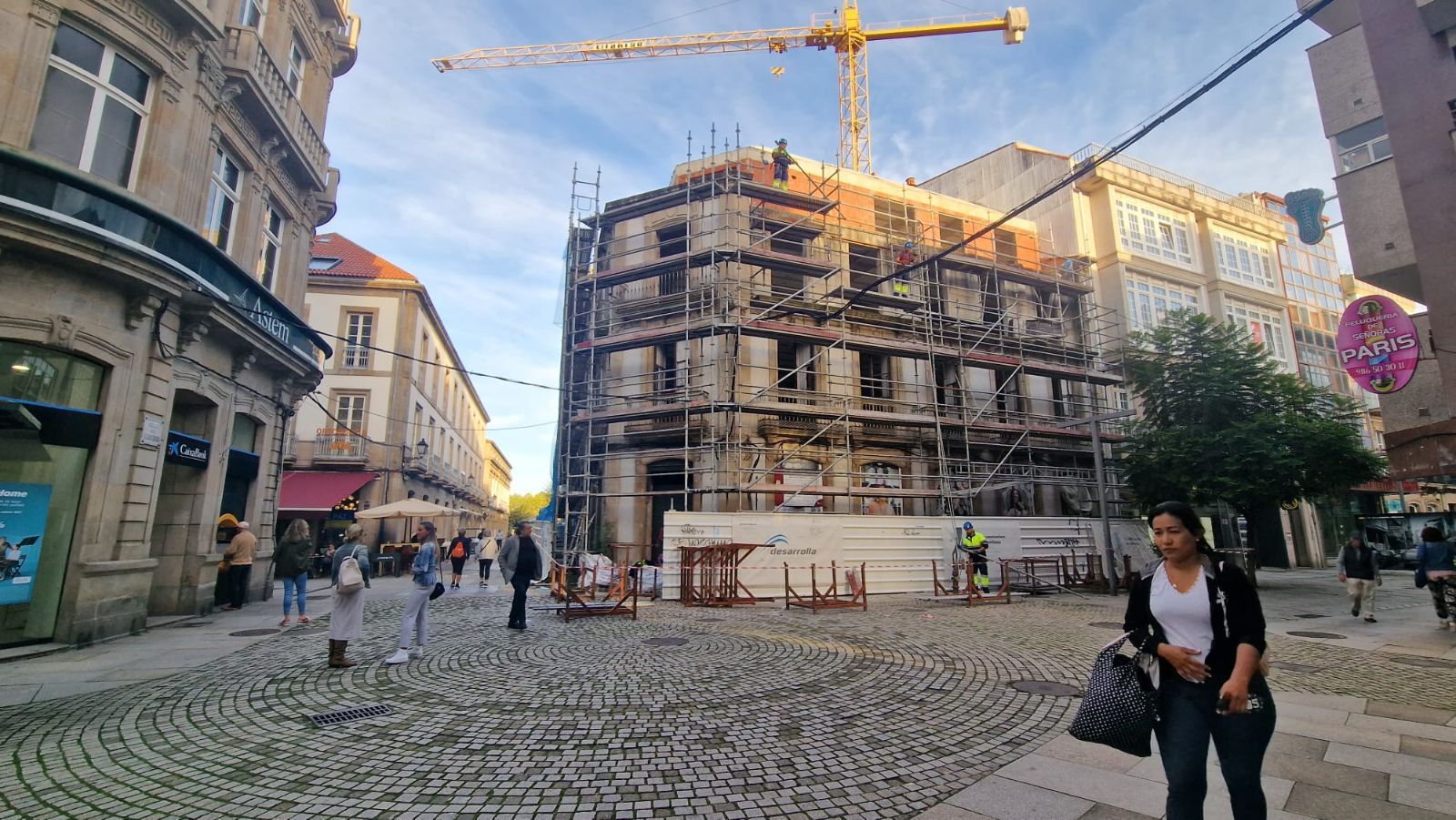 Así se desmontan los andamios en el edificio protegido del centro de Vilagarcía, cuya reconstrucción está a medias y fue paralizada por el Concello hace un año.