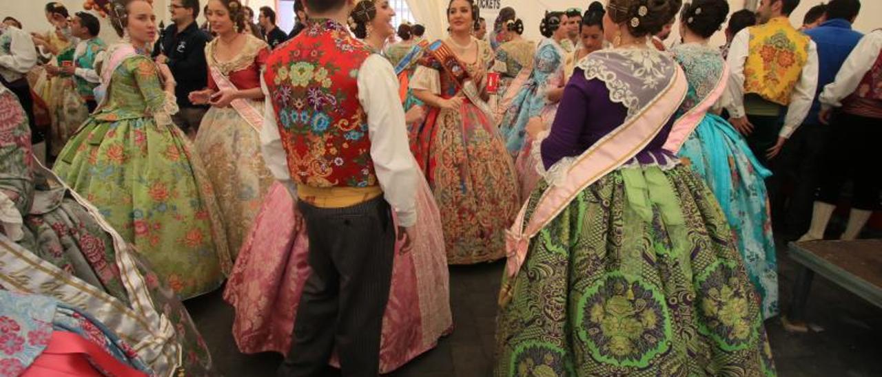 Ambiente fallero en una carpa fallera de Gandia. | XIMO FERRI