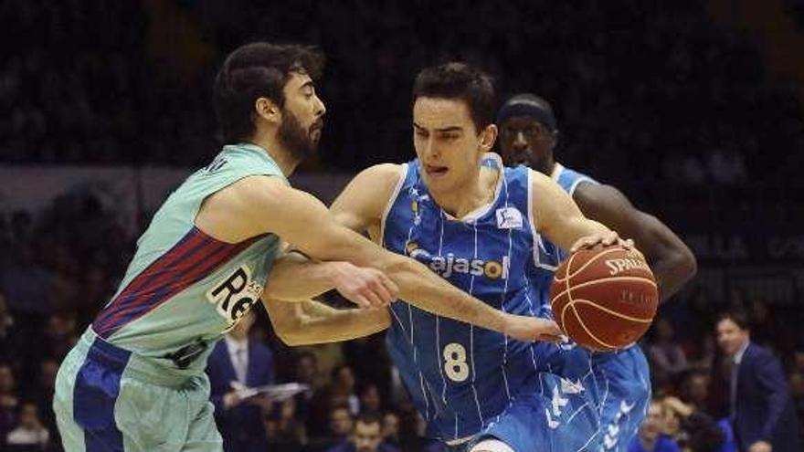 Navarro trata de frenar a Satoransky, del Cajasol . // Efe