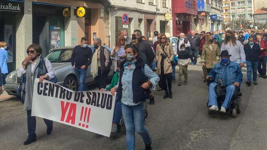 Lena clama contra el retraso del centro de salud, cuya obra arrancará en noviembre