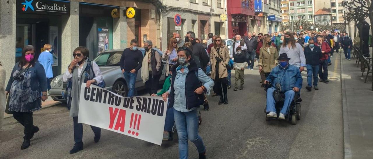 La manifestación que tuvo lugar ayer por las calles de Pola de Lena. | A. Velasco