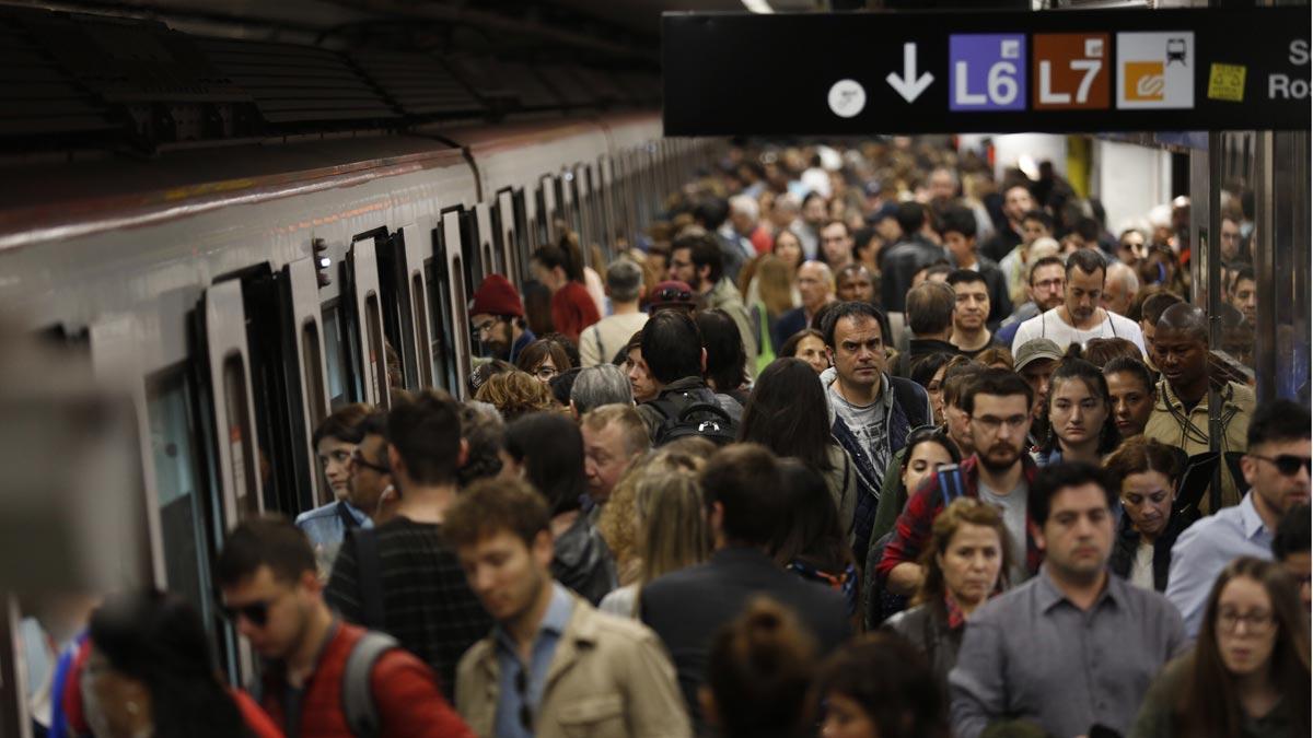 Aglomeraciones en la estación de Diagonal durante la jornada de huelga de metro en Barcelona