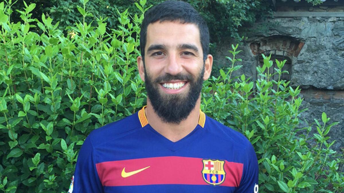 Arda Turan, con la camiseta del Barça