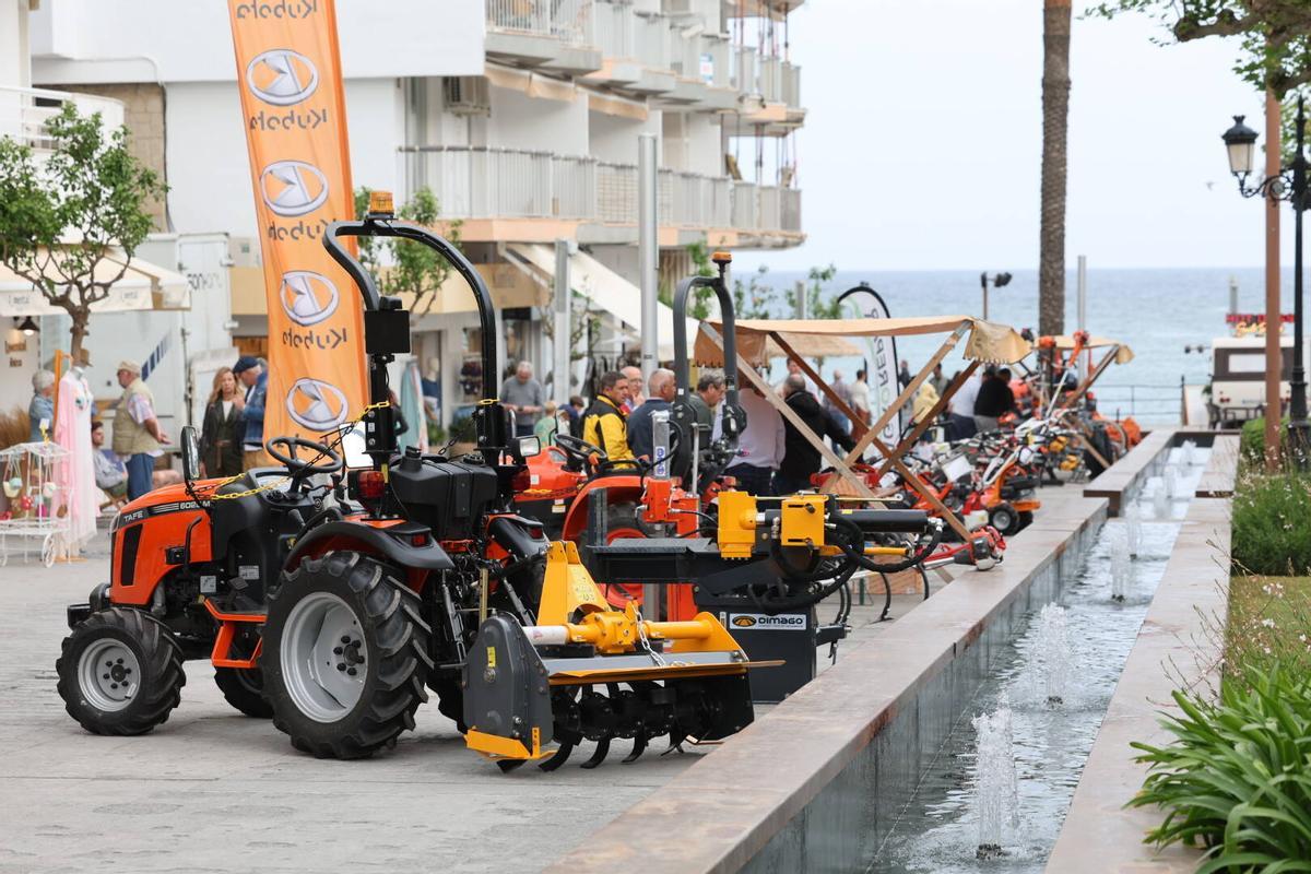 Flores, motos y coches en 'Anar a maig' en las fiestas de Santa Eulària