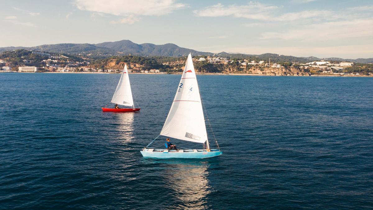 La temporada de verano puede ser un buen momento para empezar un curso de vela. Existen diversas escuelas a lo largo de toda la costa catalana.