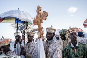 Los devotos ortodoxos etíopes asisten a una oración durante la celebración de la Epifanía de Etiopía en la orilla del lago Batu, Etiopía