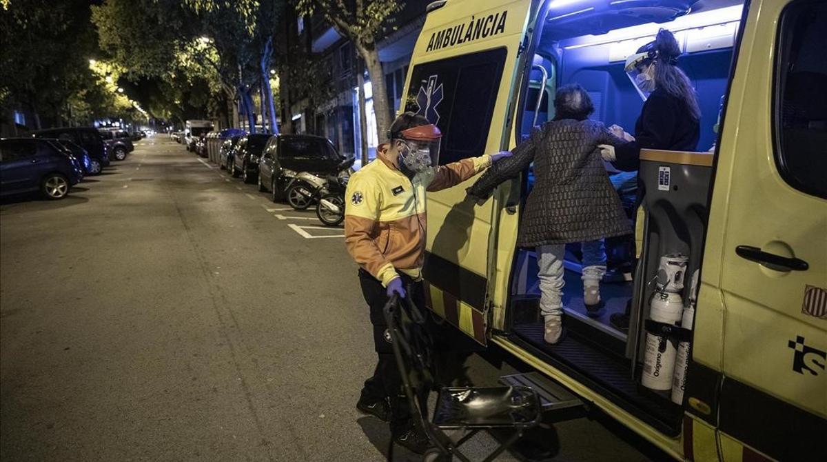 Barcelona 9 12 2020 Reportaje con un equipo de Atencio continuada domiciliaria  medico de urgencia del CUAP Casernes de Sant Andreu  Con la doctora Sandra Moreno y el tecnico conductor Echeide Tobal En la foto con un EPI para visitar a Concepcion  mujer con Alzheimer y con sintomas de coronavirus Covid-19 Foto de Ferran Nadeu