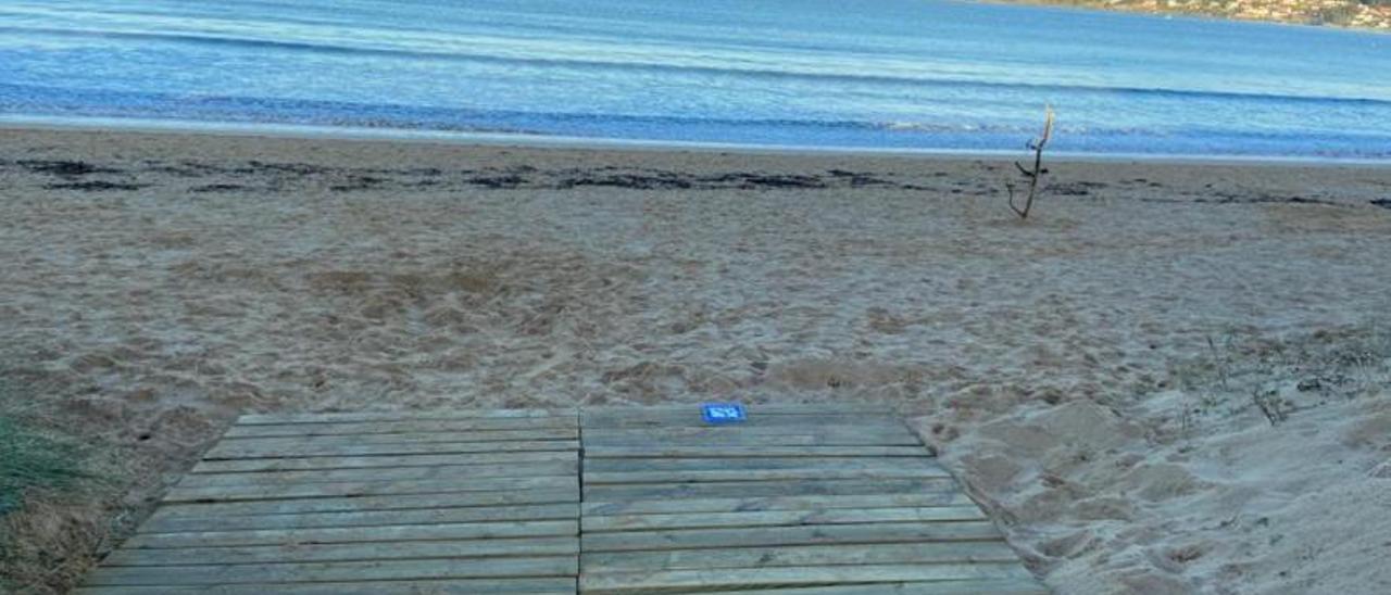 Una de las plataformas de madera instaladas en Praia América para sillas de ruedas o cochecitos.