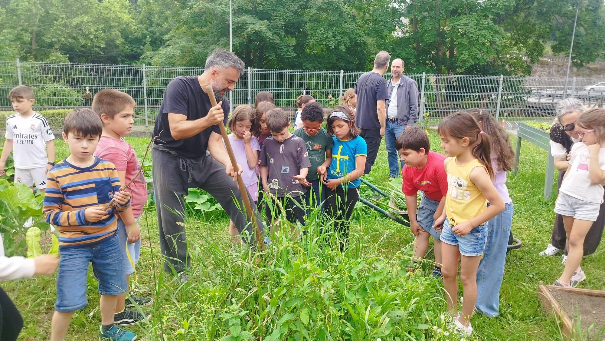 Medalla de Innovación para el huerto escolar del CEIP L'Ablanu de Infiesto