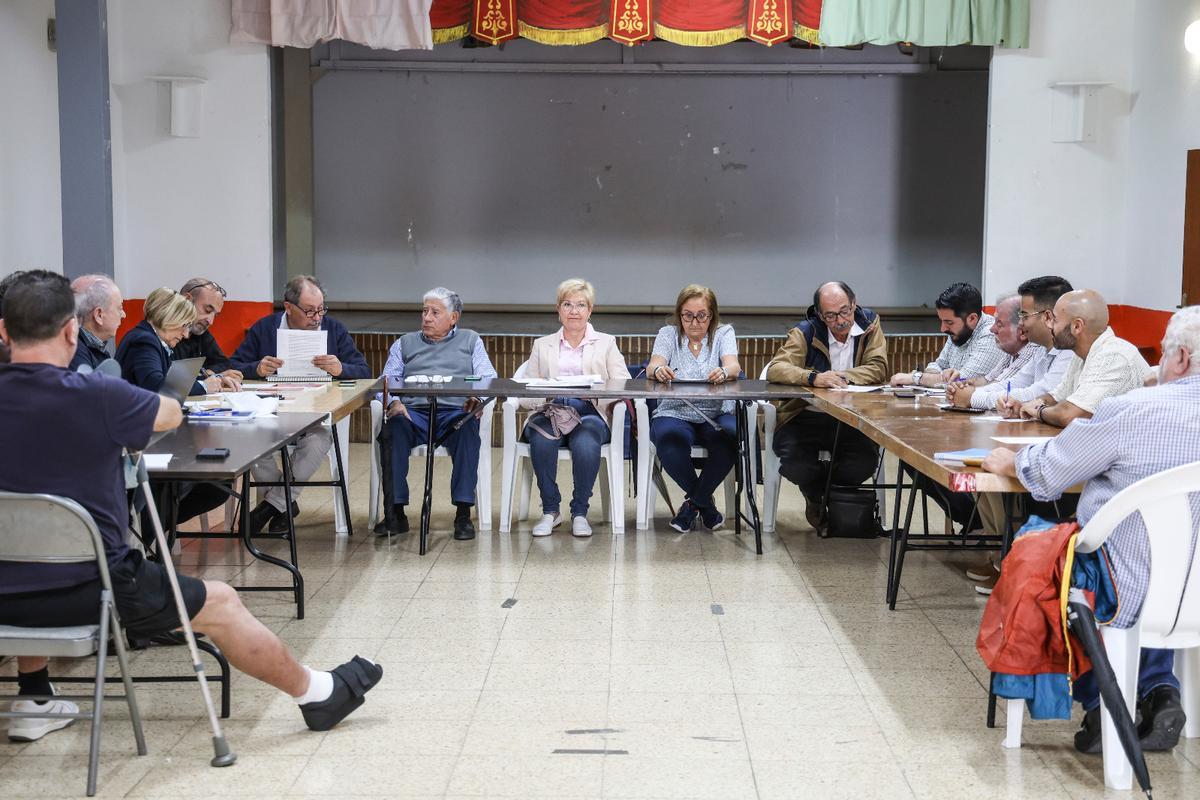 Un instante de la reunión entre vecinos y políticos en la zona norte.