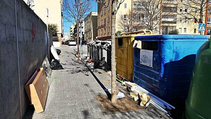 El nou servei ha de millorar la recollida de residus a Figueres ?Les avaries en el sistema de contenidors soterrats és habitual i amb el nou contracte aquests quedaran eliminats. La ciutat també pateix abocaments de deixalles i voluminosos a peu de carrer.