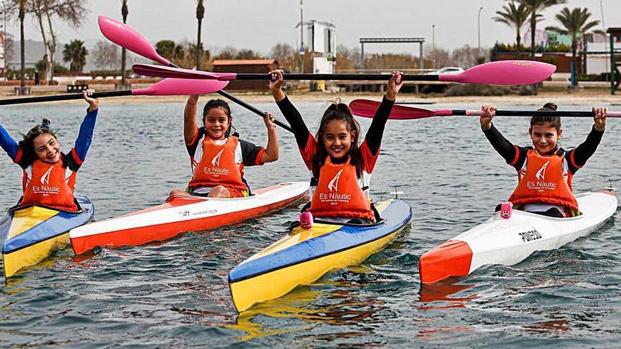 Varias chicas, en una divertida pose con sus palas al aire. 