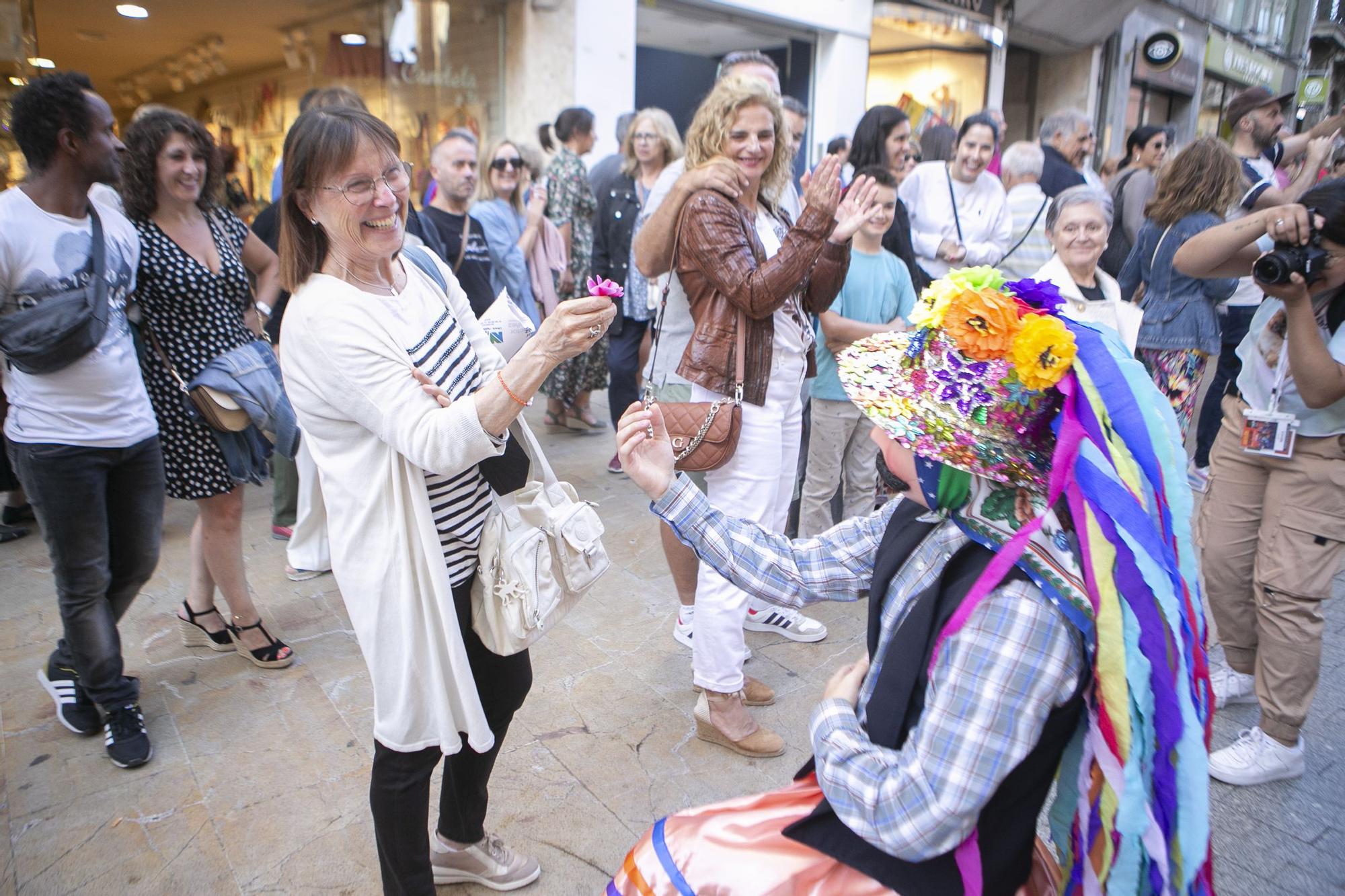 El festival de música y danzas populares llena las calles de Avilés de color