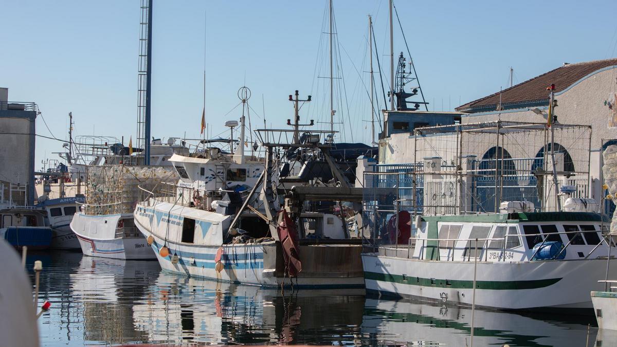 Barcos pesqueros amarrados en el puerto de Cartagena.