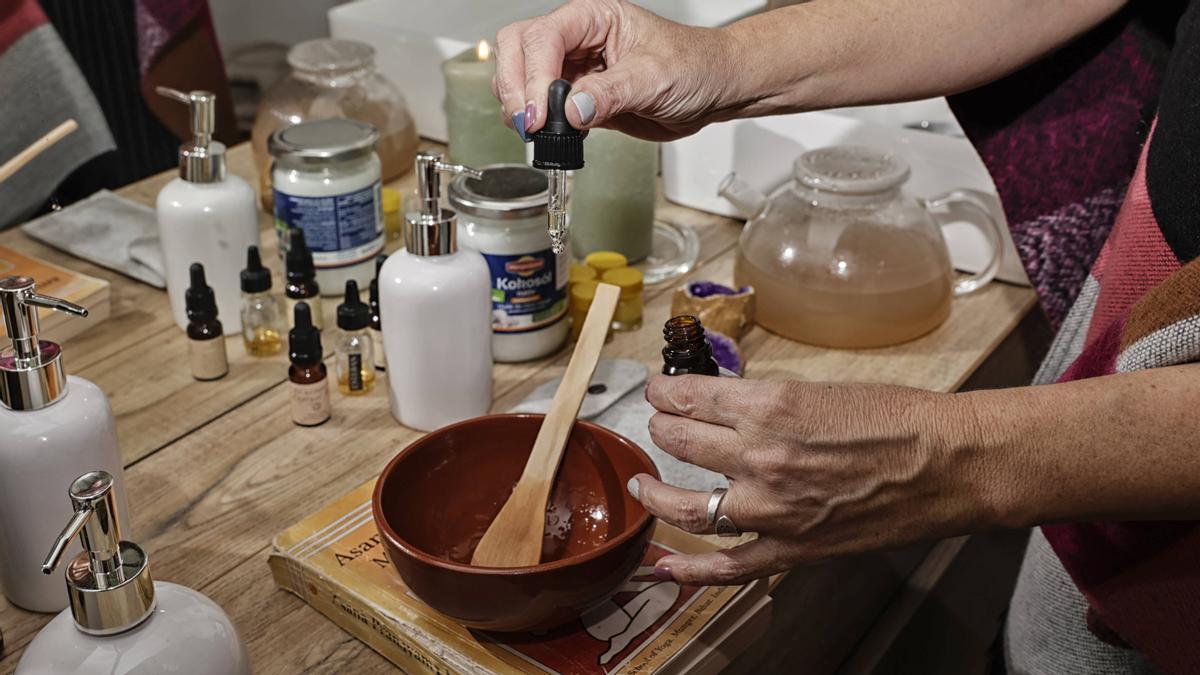 Preparando una mezcla para masajes.