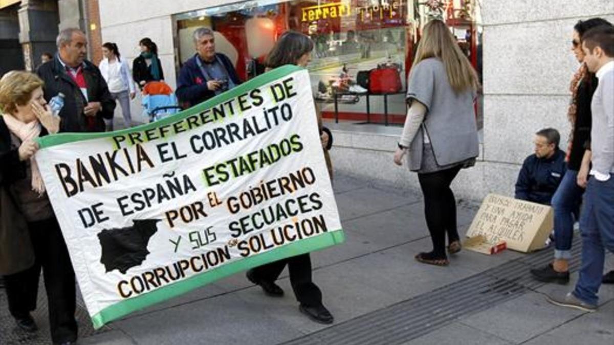 Afectados por las preferentes protestan en Madrid, en marzo del 2013.