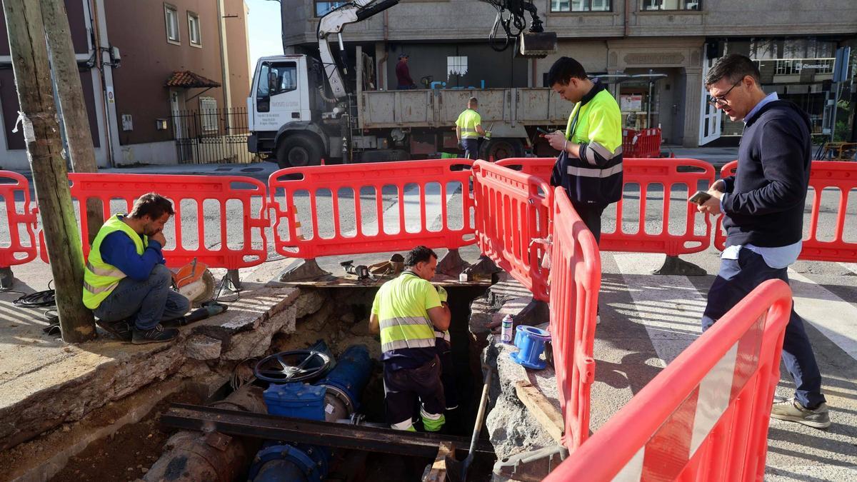 Operarios trabajando ayer en el cruce de Blanco Amor con As Carolinas.