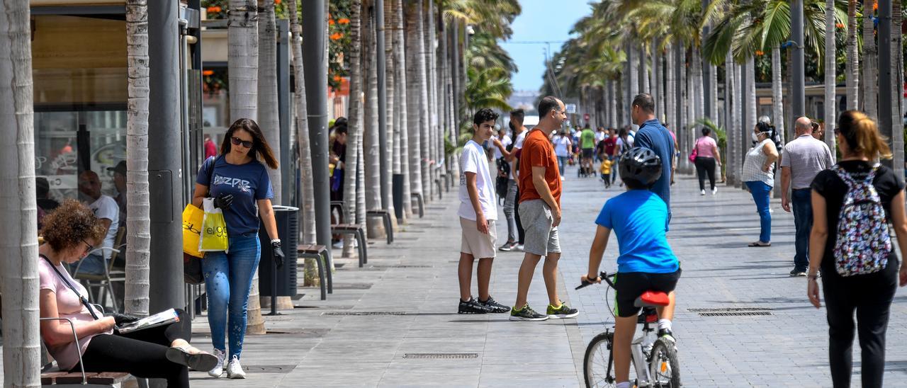 Imagen de archivo de ciudadanos por la Avenida de Canarias de Vecindario, en Santa Lucía de Tirajana.