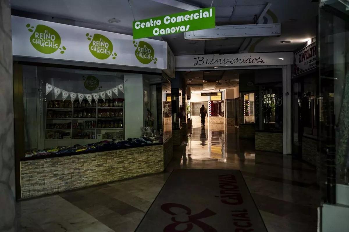 Una imagen del Centro Comercial Cánovas, en Cáceres, sin luces. La actividad comercial quedó prácticamente paralizada en la comunidad el 28 de abril de 2025.