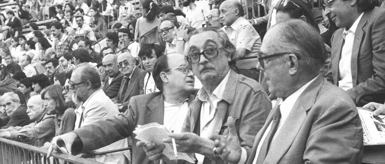 Estellés (esquerra) i Fuster al centre en la plaça de bous de València el 3 d&#039;octubre de 1981