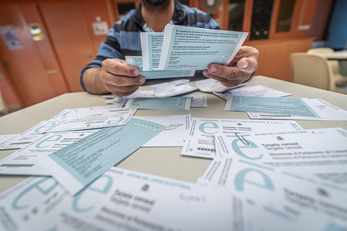 Voluntarios de la fundación Arrels, revisan el censo electoral tras la reordenación del padrón en Barcelona.