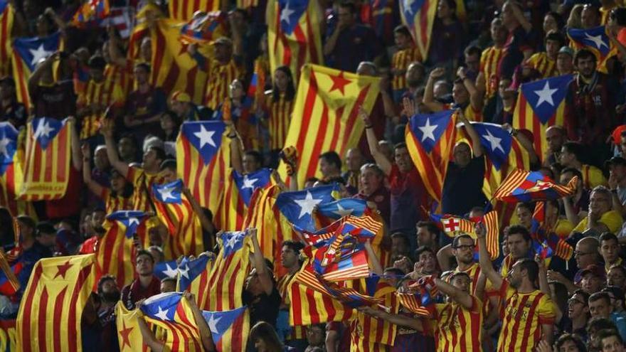 Barcelonistas muestran esteladas en la pasada final de Copa, disputada por el Barcelona y el Athletic Club en el Camp Nou. // Reuters