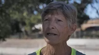 Jill Mather, la jubilada que empezó recogiendo basura durante sus paseos en la pandemia y seis años después moviliza a 250 voluntarios