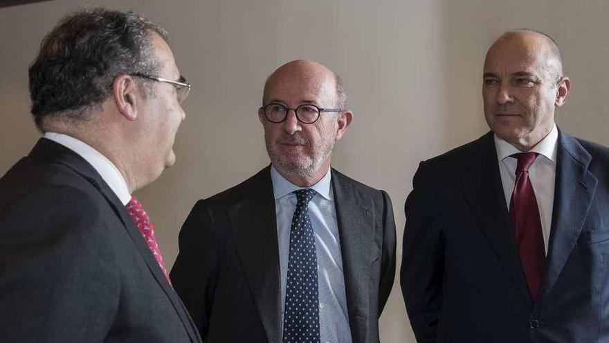 Desde la izquierda, Ángel Ron (expresidente), Emilio Saracho (presidente) y Pedro Larena (CEO).