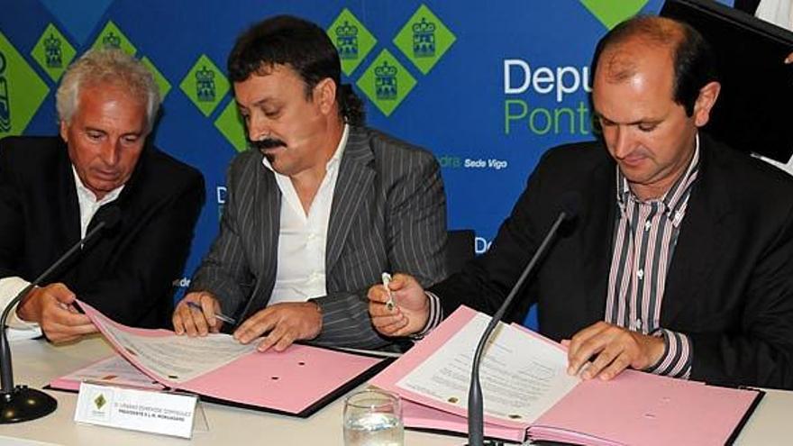 Urbano Esmerode, Rafael Louzán y Benito Pérez, durante la firma del convenio.