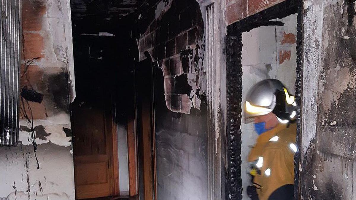 Vecinos rescatan por la ventana a un hombre atrapado en el incendio de una vivienda de Orba