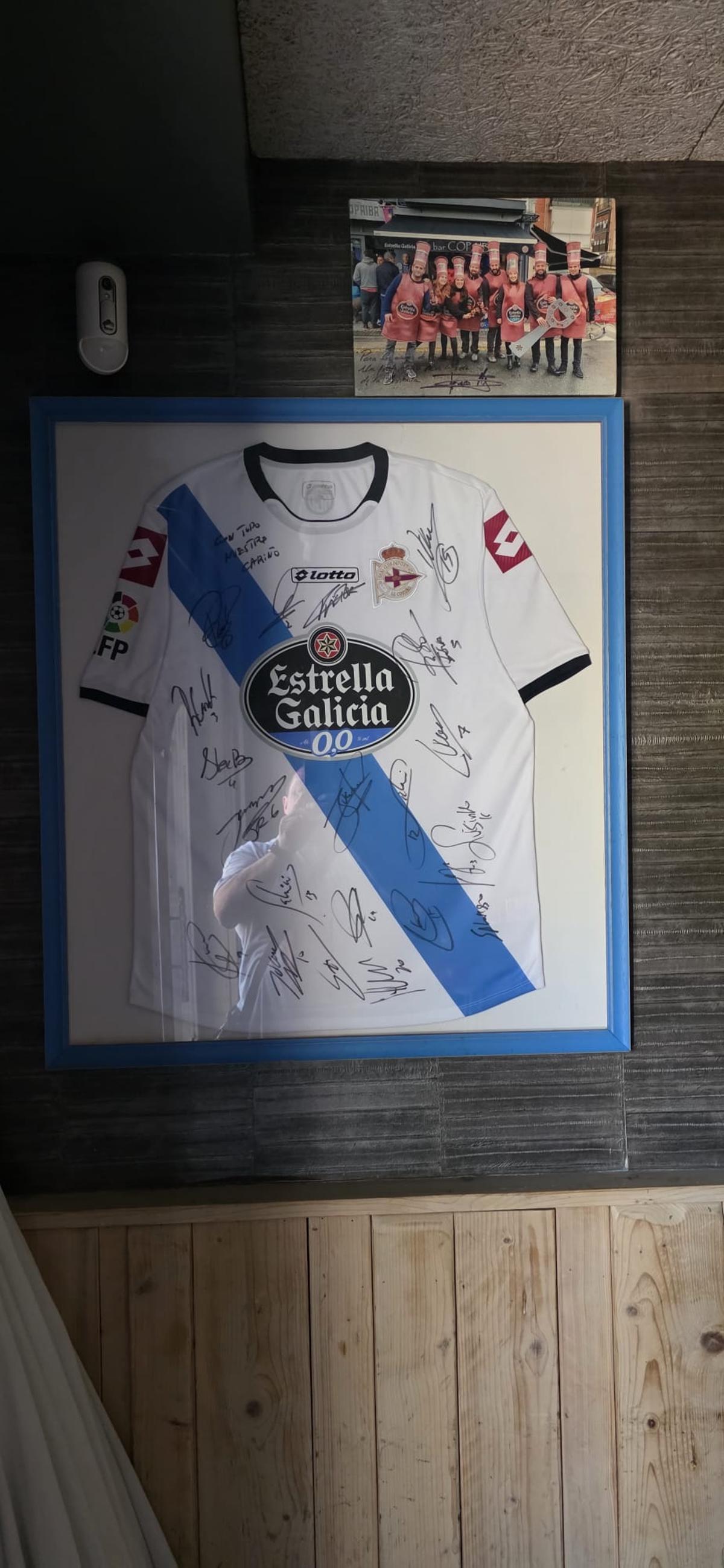 Una camiseta en la sede de la peña firmada por el Deportivo