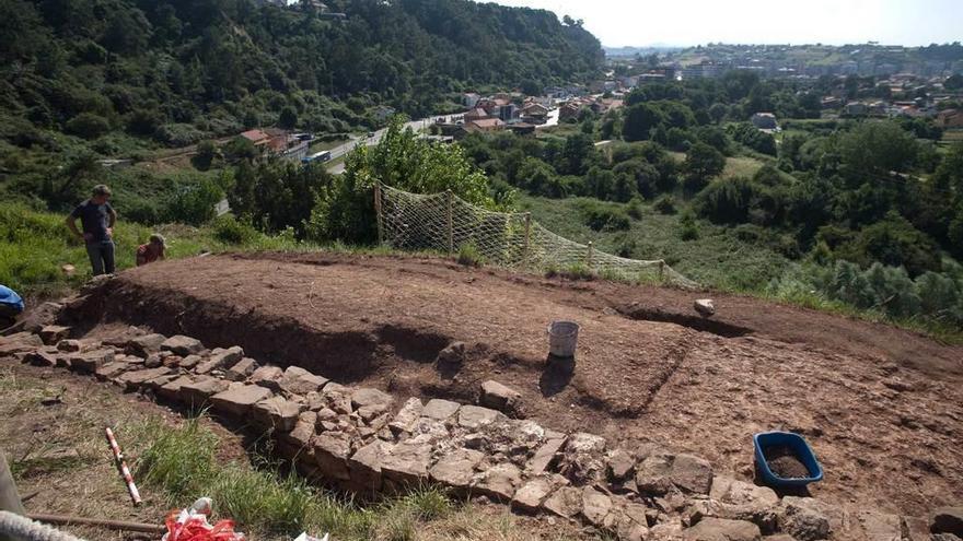 Trabajos arqueológicos en el castillo de Gauzón y, al fondo, la carretera de San Cristóbal.