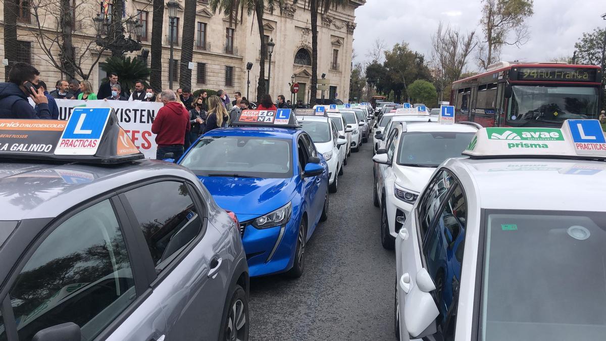 CSIF exige el uso obligatorio de mascarillas en examen de conducir.