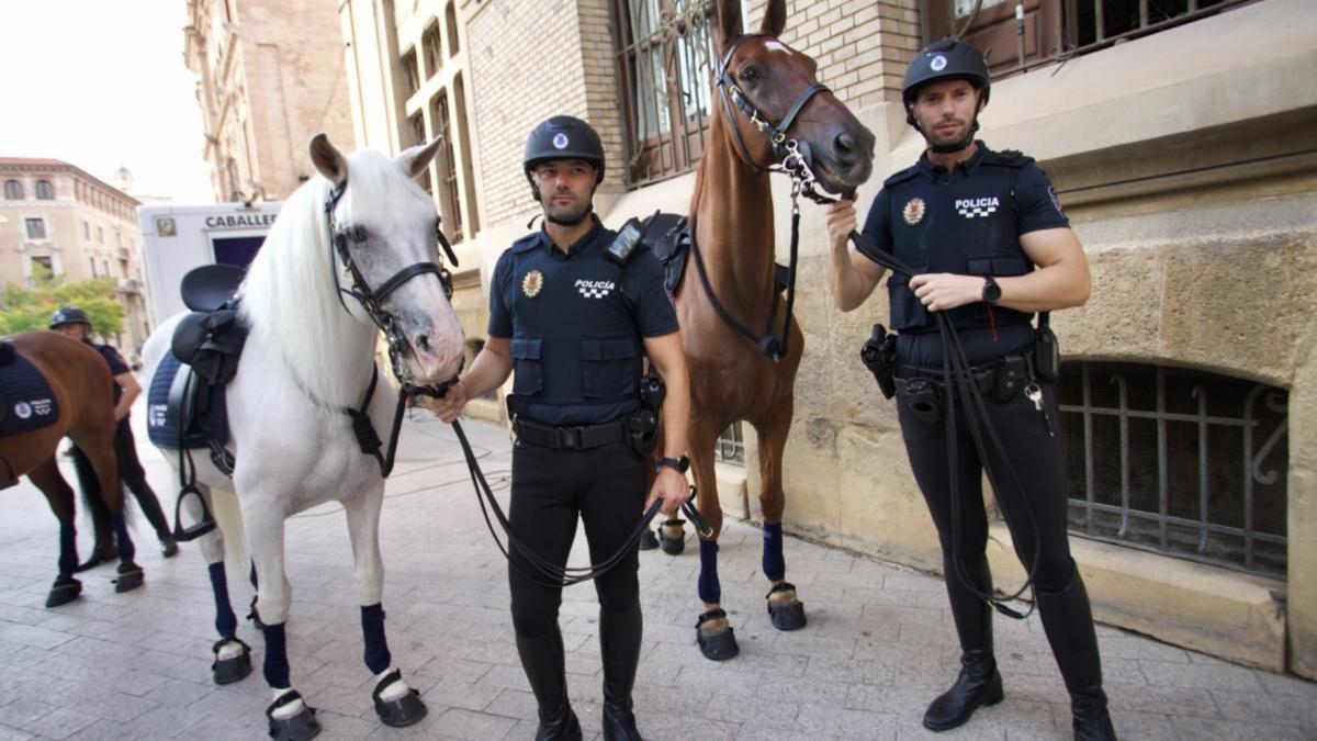 Dos agentes de la Policía Local, junto a los caballos.