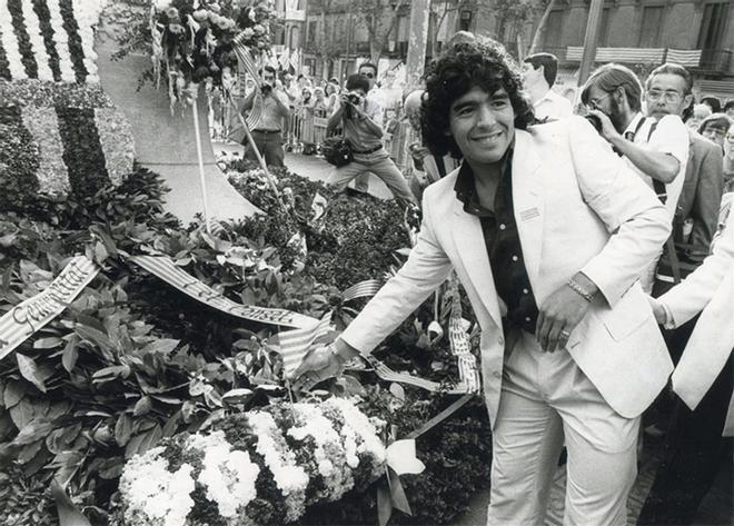 Flores y lágrimas. Maradona, en la ofrenda floral de 1983, días antes de sufrir una gravísima lesión de tobillo