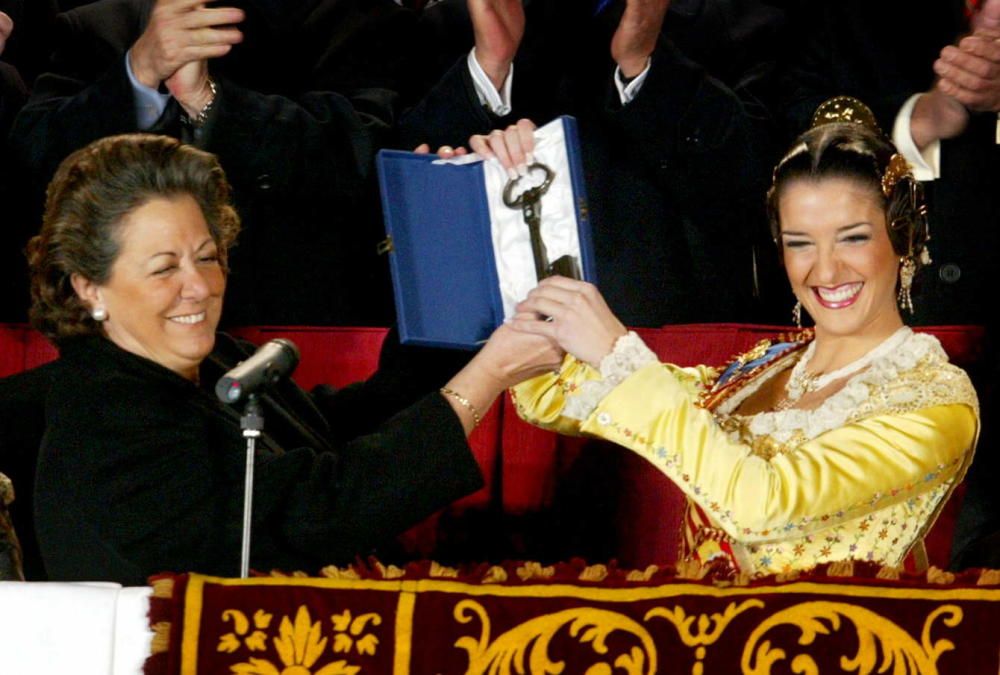 Rita Barberá junto a la fallera mayor en la Cridá del 2004.