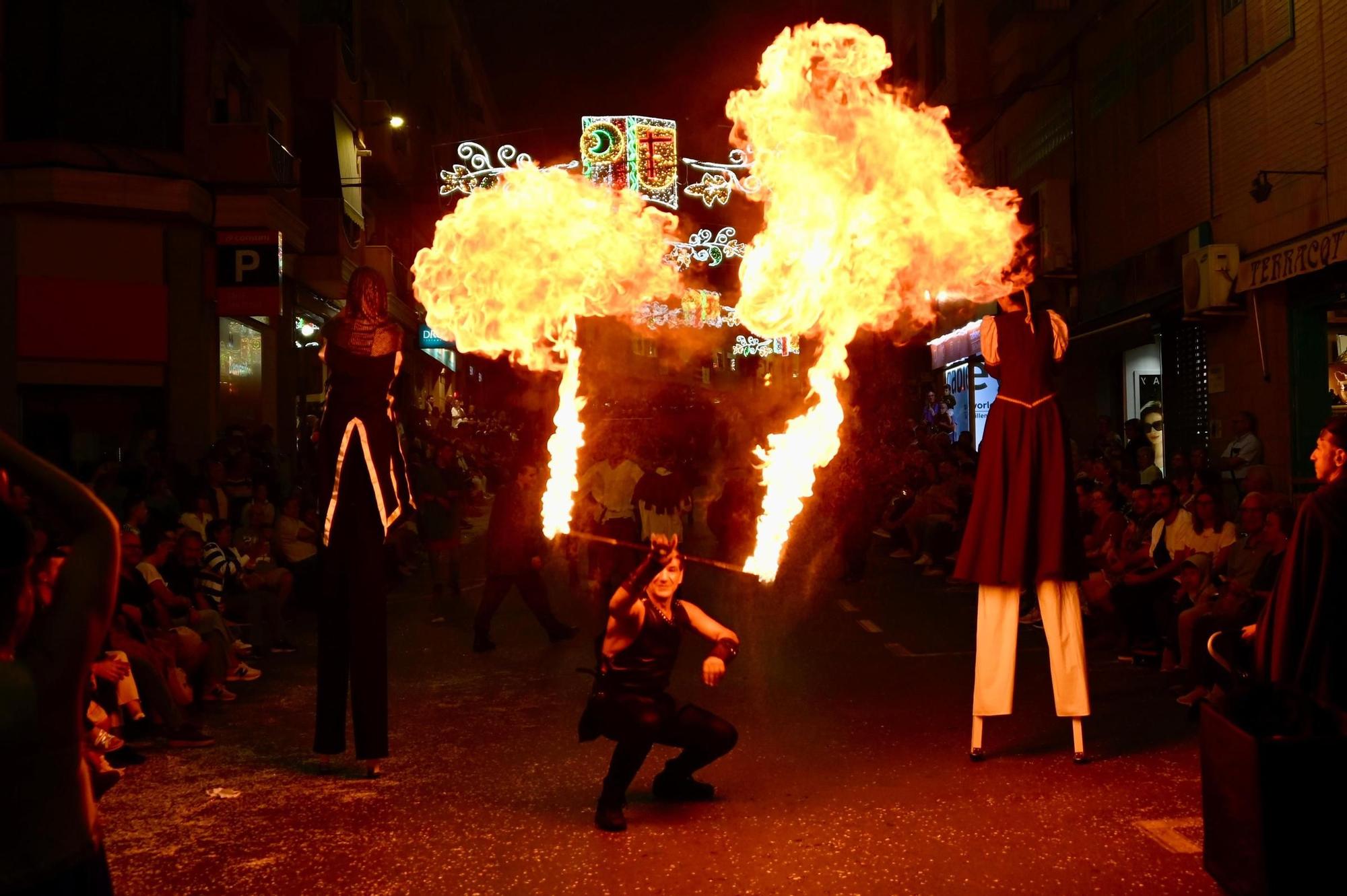Dragones de San Jorge corona una Entrada Cristiana en Crevillent con un boato de 1.300 participantes