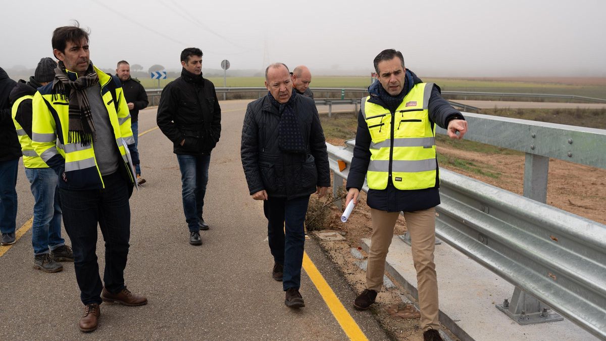 El vicepresidente de la Diputación, José María Barrios, pasea junto a las nuevas estructuras laterales construidas en el puente.